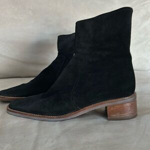 Great condition black suede boots !